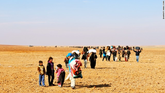 隣国のヨルダンへ徒歩で入国するシリア難民