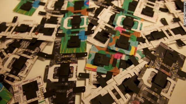 紙を折って作る顕微鏡は持ち運びも簡単＝FOLDSCOPE TEAM