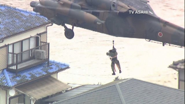 東日本の各地でヘリによる住民の救出が続けられた＝テレビ朝日