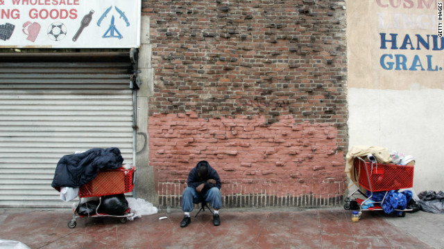 ロサンゼルス中心部近くの路上で座り込むホームレスの男性