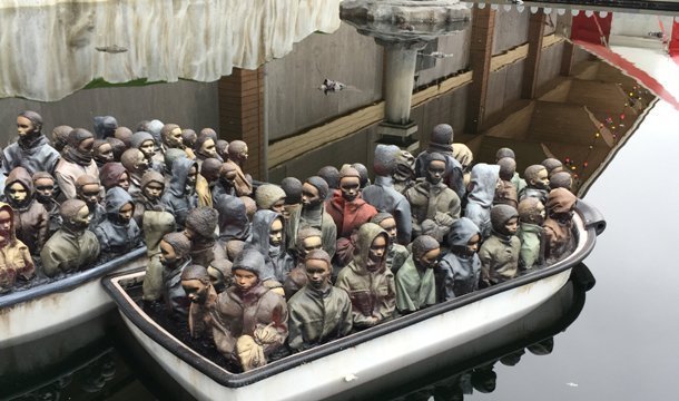 移民であふれる小船の模型は「ディズマランド」のアトラクションの一つ