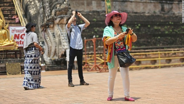 海外旅行を楽しむ中国人が増える中、中国政府は資金流出の阻止に乗り出した