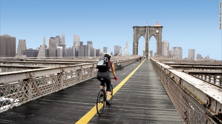 ニューヨーク市は最近、サイクリストのためのさまざまな改善が施され、自転車で探索しやすい町になっている