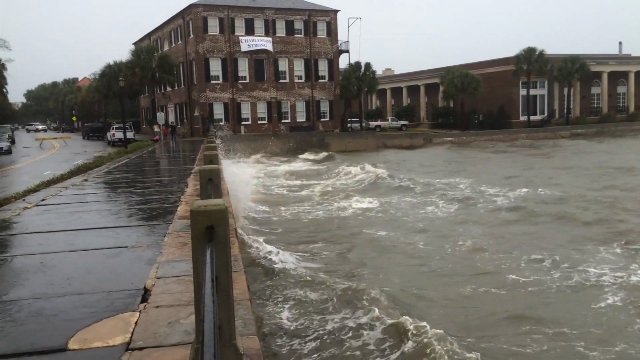 豪雨による道路の冠水が相次いでいる＝Sam Roback