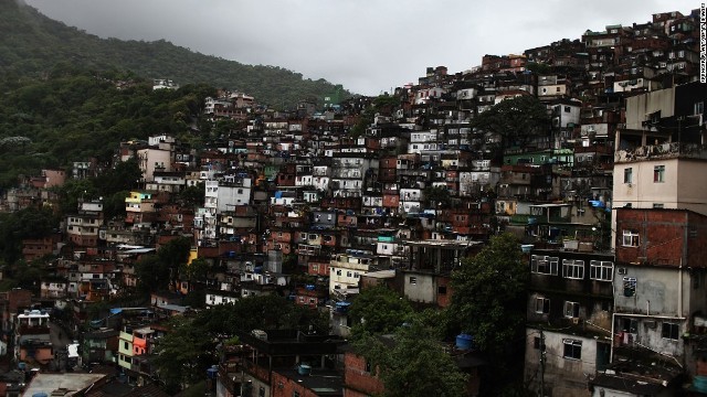 スラム ブラジル ブラジルのスラム摘発作戦で２５人死亡 地下鉄に流れ弾も