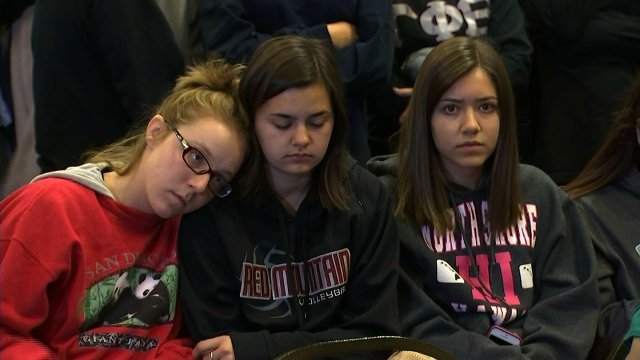 学生らはショックを受け疲れた様子を見せた＝KTVK