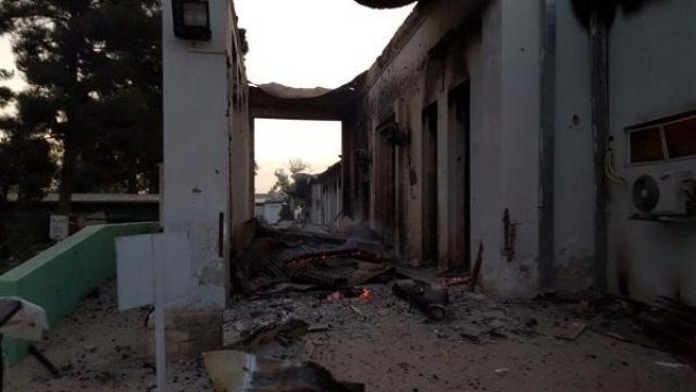 空爆により病院が破壊され、２２人が死亡した＝ＭＳＦ