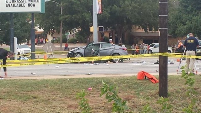 パレードの観衆に乗用車が突っ込む事故があり、多数の死傷者が出ている＝Geoff Haxton