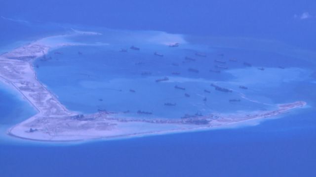 南シナ海の南沙（スプラトリー）諸島にある人工島に米駆逐艦が派遣される