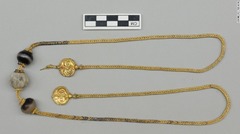長さ約７６センチの金のネックレス＝JENNIFER STEPHENS