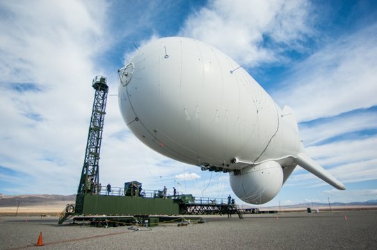 漂流した飛行船「ＪＬＥＮＳ」により停電の被害も＝Raytheon