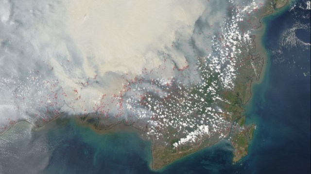 衛星写真が捉えた煙。赤い部分は地表温度が異常に高い地点を示す＝NASA