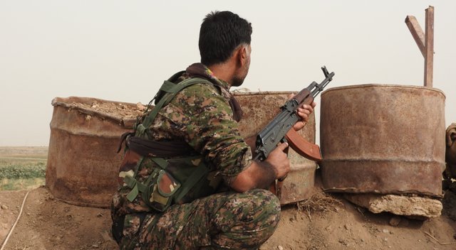 対ＩＳＩＳ作戦の最前線で警戒に当たるクルド人部隊の兵士