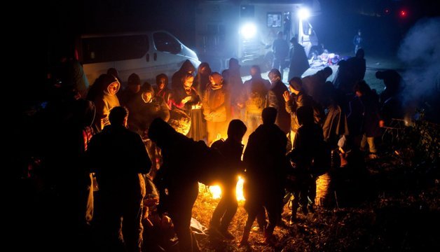 たき火して暖をとる難民ら＝Marko Risovic for CNN