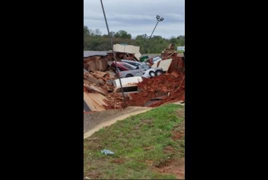 駐車場の地面が陥没し、約１５台の車が穴に飲み込まれた＝IHOP/Craig Hoffman