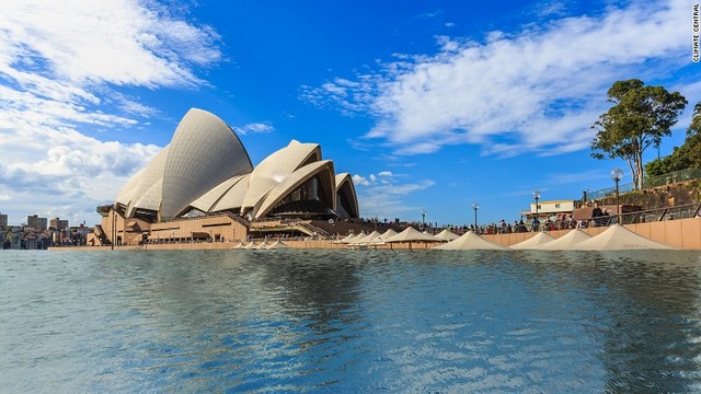 ４度気温が上昇した場合のシドニー。オペラハウスの階段にまで水が打ち寄せる＝CLIMATE CENTRAL