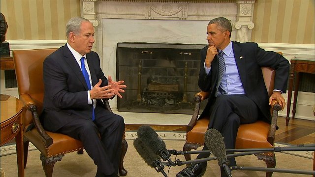 会談するオバマ米大統領（右）とイスラエルのネタニヤフ首相