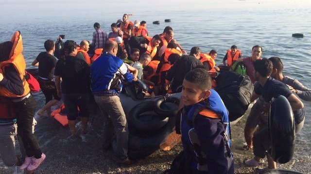 海を渡ってギリシャにたどり着いた難民ら