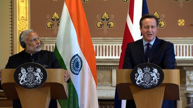ロンドンでキャメロン首相（右）と会談