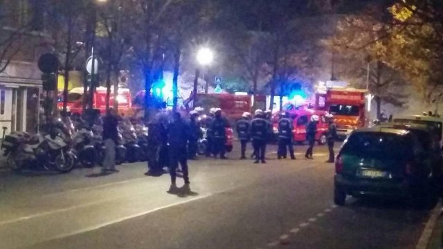 パリ各地で銃撃や爆発が発生＝@justdizle/Fresco News