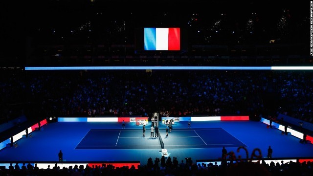 テニスの国際試合の会場。フランス国旗のライトアップの中、テロ犠牲者を追悼した