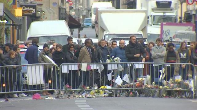 パリ同時多発テロの犠牲者を悼む人々