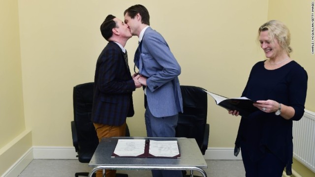 アイルランド初となる同性婚が行われた