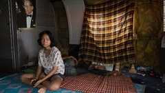 家族らが暮らす飛行機の中の「家」には、最低限のインテリアしかない。タイ国王の写真が飾られており、窓には間に合わせのカーテンがかかっている