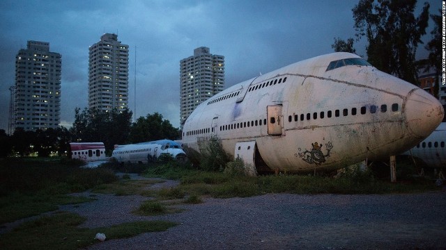 バンコクの東ラムカムヘンの私有地に廃棄された航空機の残骸がある