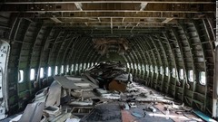 通常、使用されなくなった飛行機は廃棄施設に送られ、利用可能な部品を取り除いた後、スクラップにされる。米国アリゾナ州ツーソンの飛行機廃棄施設が世界最大と言われている