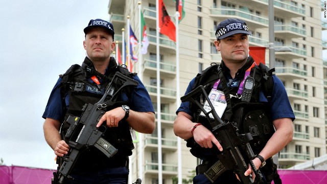 ２０１２年のロンドン五輪でテロ対策として配備された武装警官
