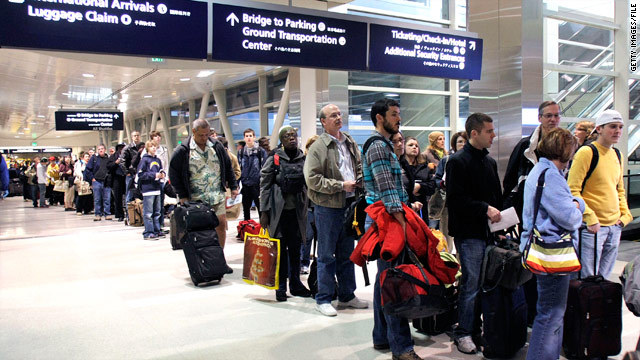 米デトロイトの空港で、保安検査場の前に列を作る旅行者ら