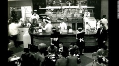 １９５０年代のコーヒー店の様子。１９９５年の阪神大震災後も社交の中心地であり続けてきた＝東京ステーションホテル