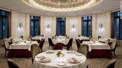 ホテルのメーンレストラン「ブランルージュ」。古典的なフランス料理に現代的な工夫を加えている＝東京ステーションホテル