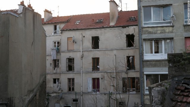 急襲作戦の現場となったパリ北郊サンドニのアパート