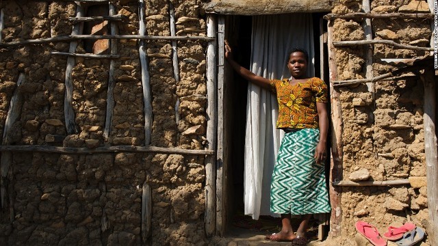 タンザニアで夫と暮らすクリスティーナさん（１４）は１３歳のとき結婚＝UNICEF提供
