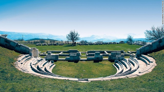 ピエトラッボンダンテは紀元前5世紀の遺跡があり、標高1000メートルから丘陵を一望