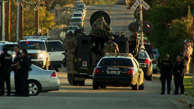 目撃情報によると実行犯は３人。車で現場から逃走したとみられる