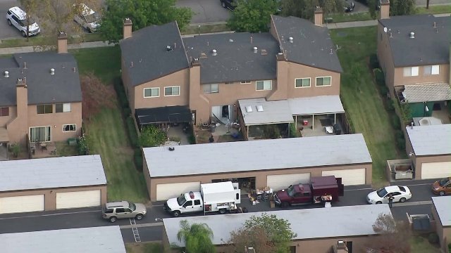 容疑者夫婦が借りていたアパート。銃乱射の現場の近隣に位置する＝KTLA