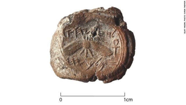 発掘された紀元前８世紀の王の印章＝エイラト・マザル氏提供
