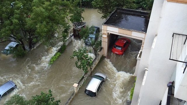 インド南部タミルナド州で豪雨が続き多くの死者が出ている