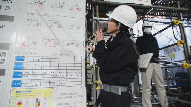 日本の建設会社で管理職として働く女性