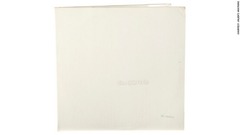 製造番号「００００００１」がプリントされたビートルズのアルバム、「ザ・ビートルズ（通称『ホワイト・アルバム』）」。７９万ドルで落札＝ジュリアンズ・オークションズ提供