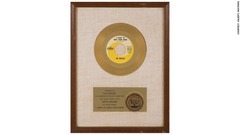 ビートルズ初期の大ヒットシングル、「抱きしめたい」の売り上げ１００万枚突破を記念するゴールド・レコード。６万８７５０ドルで落札された＝ジュリアンズ・オークションズ提供