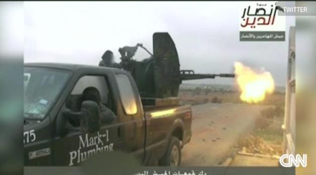 シリアのイスラム武装勢力が乗る車に「マーク１」社の社名が＝Twitterから
