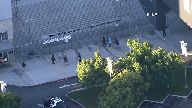 脅迫メールで休校措置がとられた＝KTLA