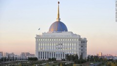 ２００４年には大統領宮殿が建設され、長期政権を維持するナザルバエフ大統領が執務で利用