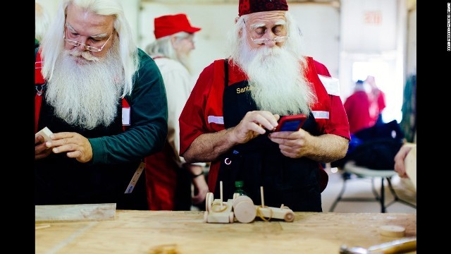 木製のおもちゃの作り方を学ぶサンタ・スクールの受講生ら＝CAITIE MCCABE/MOTHER IMAGE