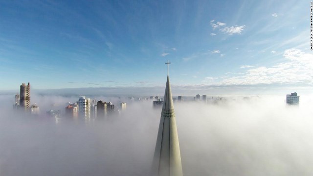 霧に浮かぶブラジルのマリンガ大聖堂＝DRONESTAGRAM/RICARDO MATIELLO氏提供