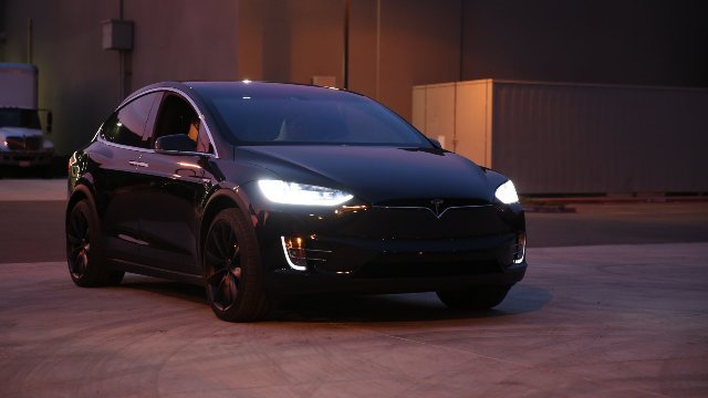 急ピッチで増産が進んでいるというテスラのＳＵＶ「モデルＸ」＝Bronte Lord/CNNMoney